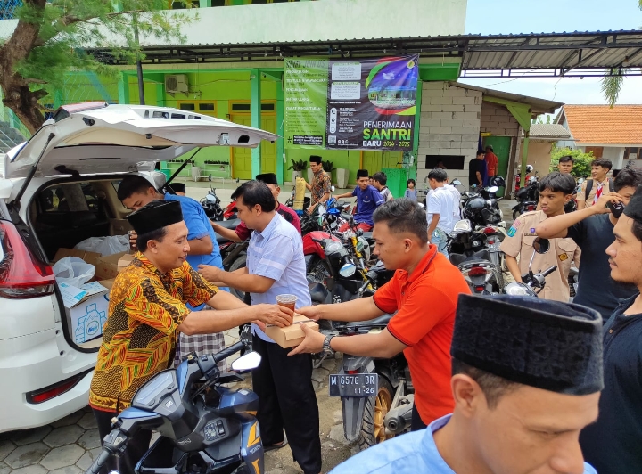 Melalui Program Jum’at Berkah Pegadaian Kanwil XII, Bagikan Ribuan Makanan Siap Saji Kepada Masyarakat