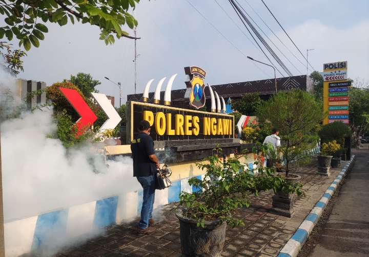 Sidokkes Polres Ngawi Lakukan Fooging Cegah Wabah DBD