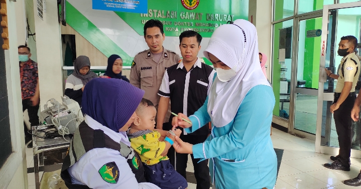 Libatkan Tim Dokkes Polres Probolinggo Fasilitasi Pemeriksaan Kesehatan Balita Korban Kekerasan