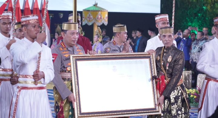 Kapolri Diberi Gelar Adat-Pusaka oleh Dewan Adat dan Kerajaan di Sulawesi Selatan