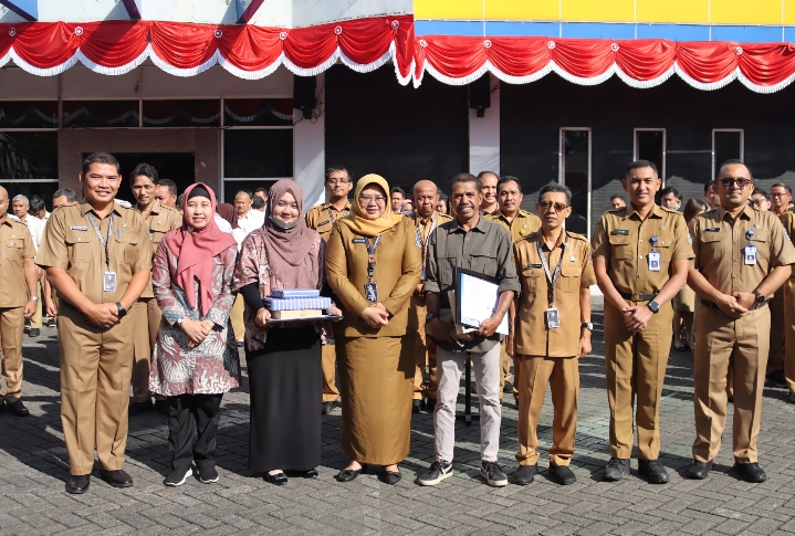 Kadis Kominfo Jatim Serahkan SK Purnabakti kepada Dua Pegawai ASN