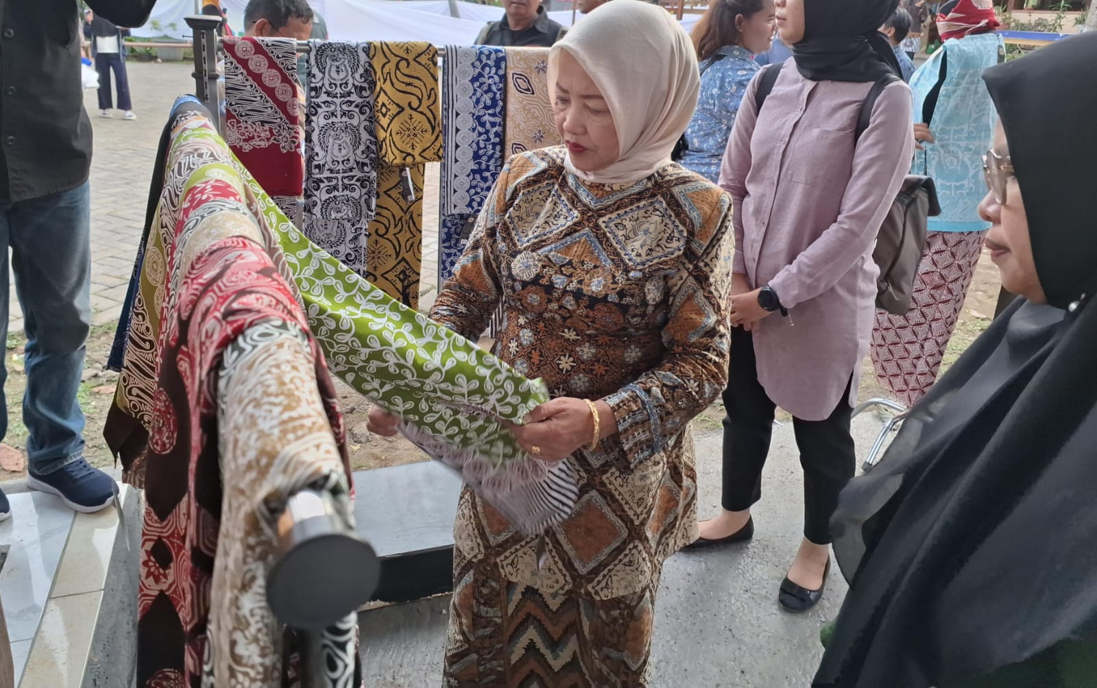 Peringatan Hari Batik Nasional”Cawabup Hj. Latifah Turut Tinjau Industrialisasi dan Inovasi Batik Lokal di Singosari