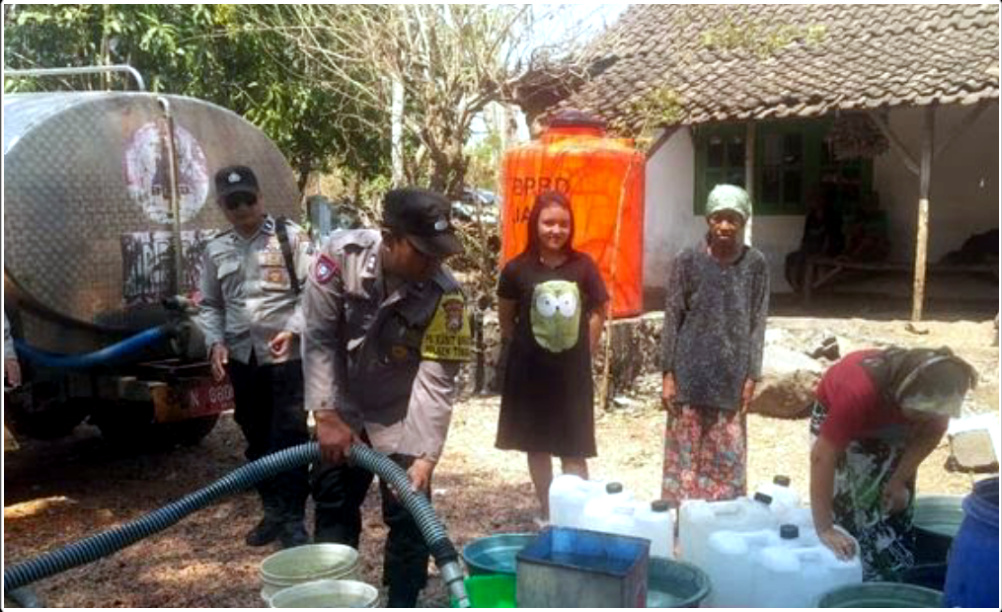 Kapolres Probolinggo Kota Kembali Beri Bantuan 10 Ribu Liter Air Bersih