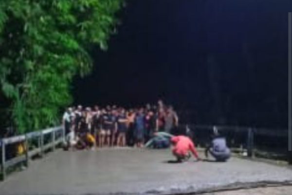 Warga Pakere Desa Bontotallasa Kec. Simbang Bersatu Memperbaiki Jembatan Yang Menjadi Penghubung