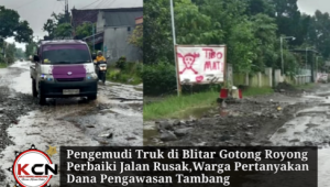 Pengemudi Truk di Blitar Gotong Royong Perbaiki Jalan Rusak, Warga Pertanyakan Dana Pengawasan Tambang